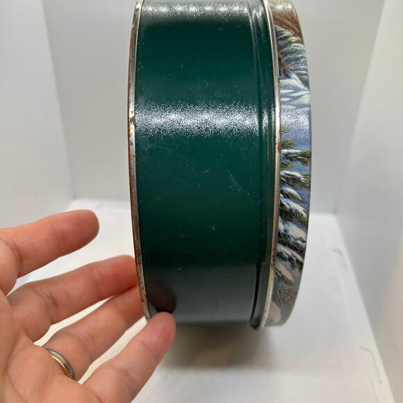 Vintage Terry Redlin 2010 Round Tin Heading Home Christmas Scene Log Cabin Tree - Picture 2 of 16